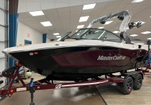 2024 Mastercraft XT20 - Midnite Black/Sangria Flake